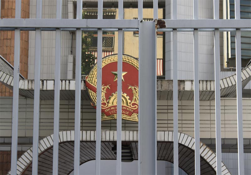 Blason du Vietnam sur la façade de l'ambassade