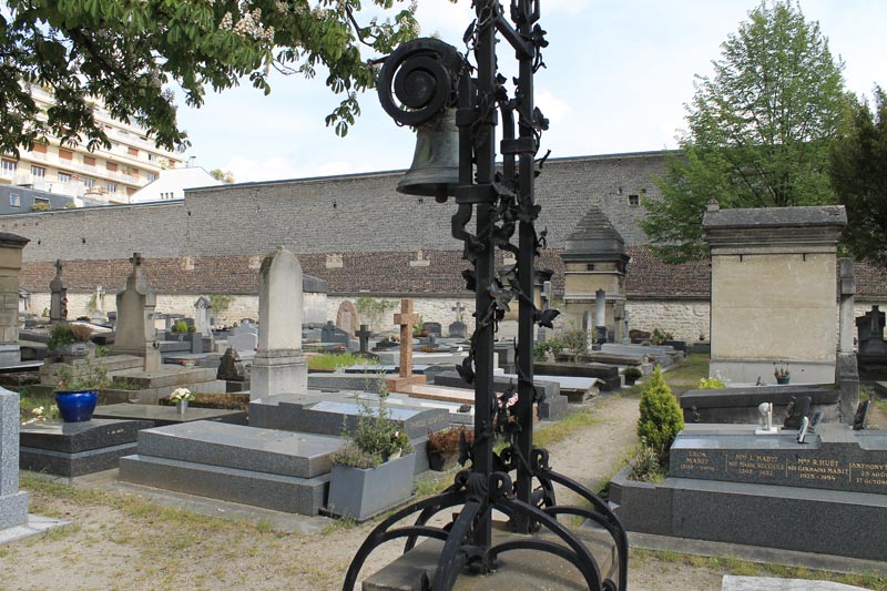 Une cloche au centre du cimetière. Qu'elle était son utilité ?
