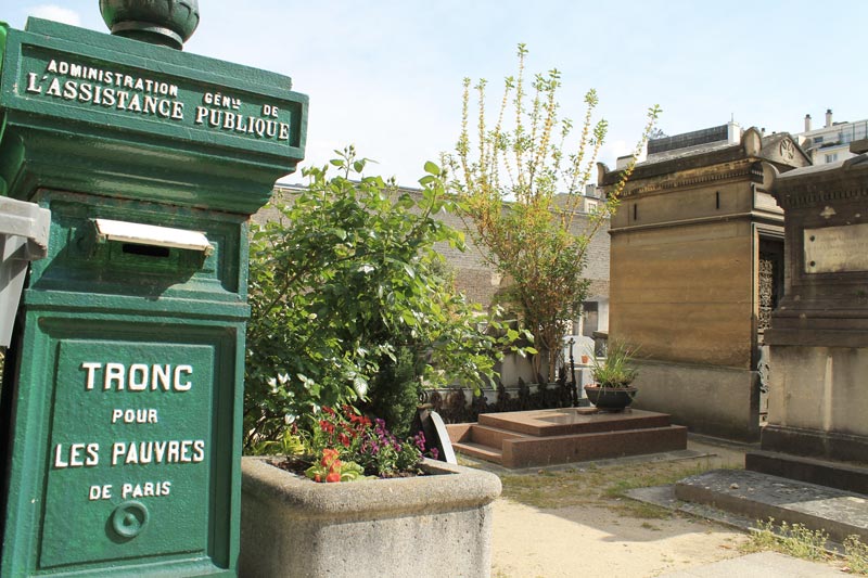 Troncs pour les pauvres de Paris visibles à l'entrée du cimetière servant à financer les hôpitaux de Paris et les services d’aide sociale.