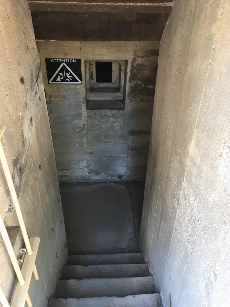 Escalier d'entrée du bunker.