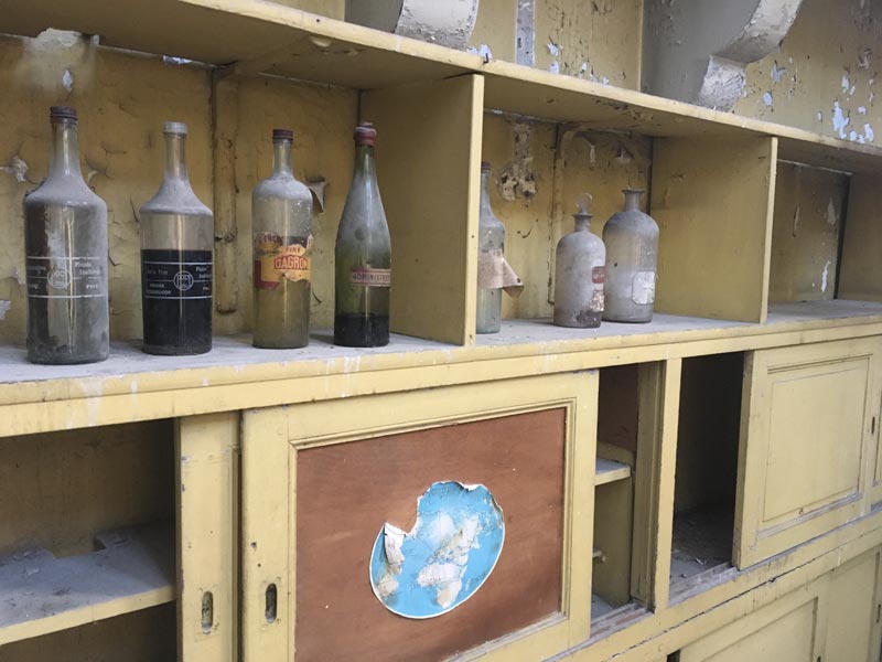 Placard et bouteilles resté en l'état provenant de l'ancienne station météorologique.