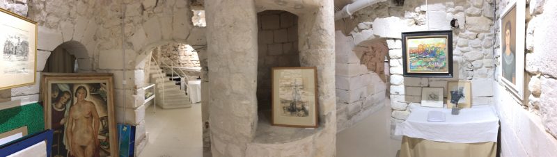 Vue panoramique de la seconde salle avec le puits du 15ème siècle au milieu