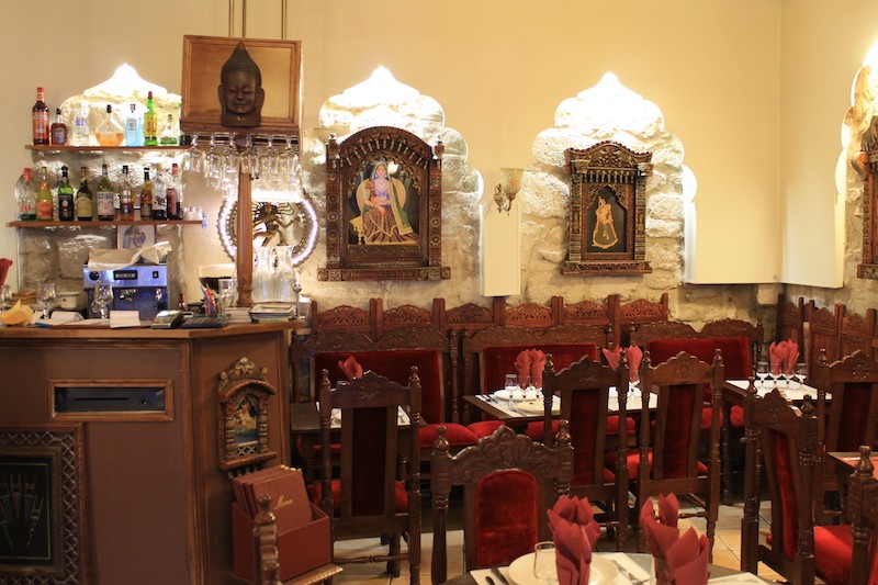 1ere salle du restaurant avec en fond le mur de l'enceinte de Philippe Auguste