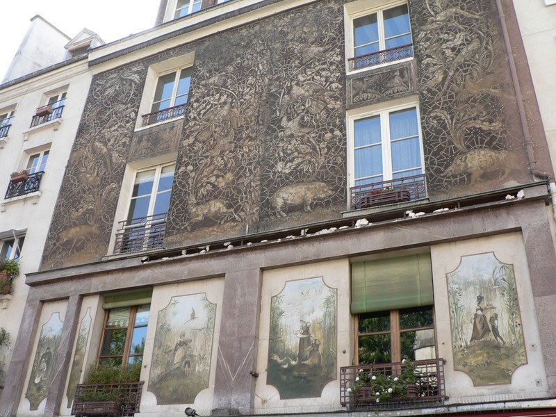 Détail du vestige La façade sgraffito de la rue Mouffetard fut créée pour un charcutier