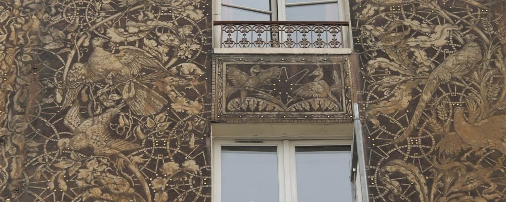 La façade sgraffito de la rue Mouffetard fut créée pour un charcutier