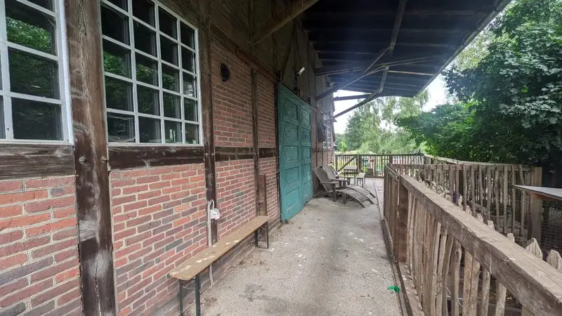 Ancien quai couvert le long d'un bâtiment ferroviaire en brique