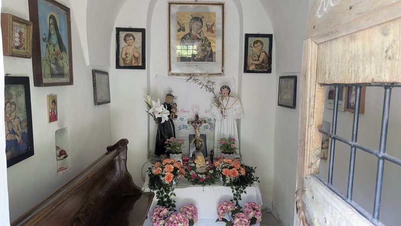 Intérieur d’une petite chapelle avec images pieuses.