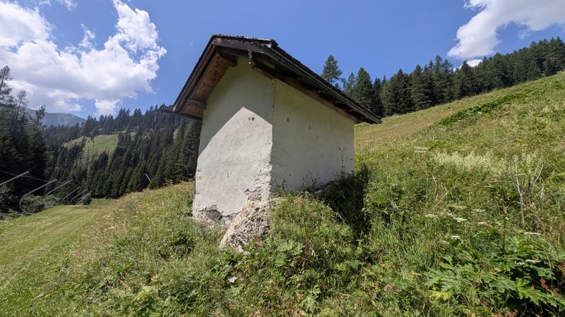 Arrière d’une petite chapelle en montagne.
