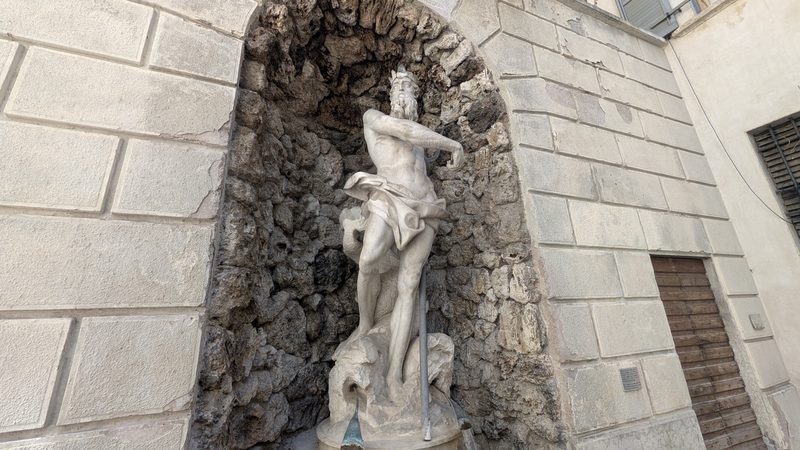 Statue de Neptune et bassin dans la cour.