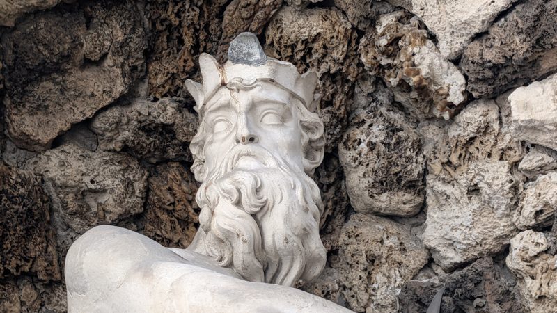 Détail du visage sculpté de Neptune.