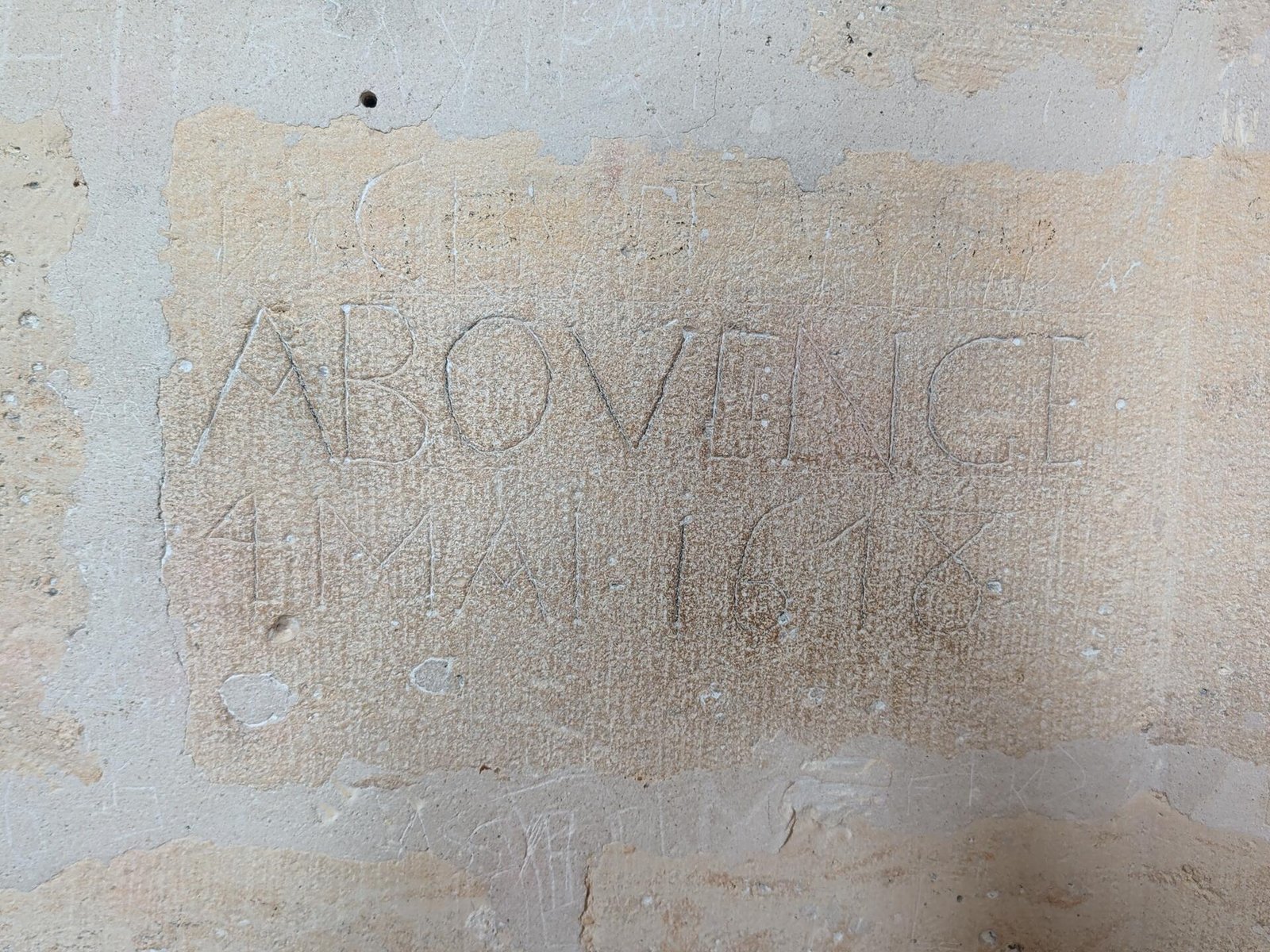 Détail du vestige Quand les prisonniers gravaient leur passage sur les murs du donjon