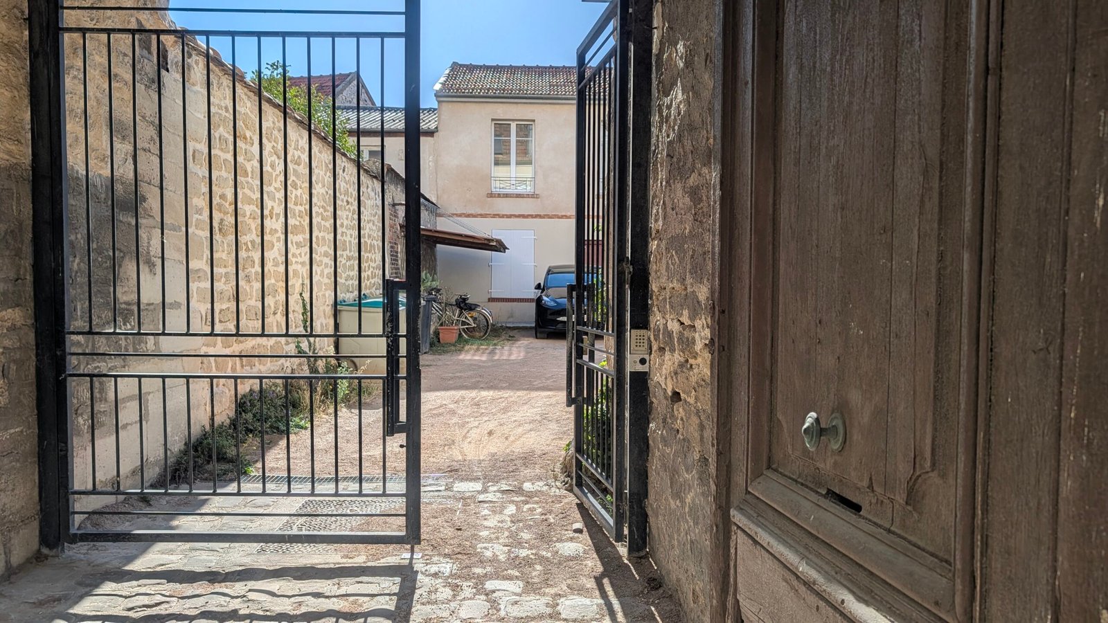 Détail du vestige À Villejuif, cette ancienne ferme survit au cœur du vieux bourg