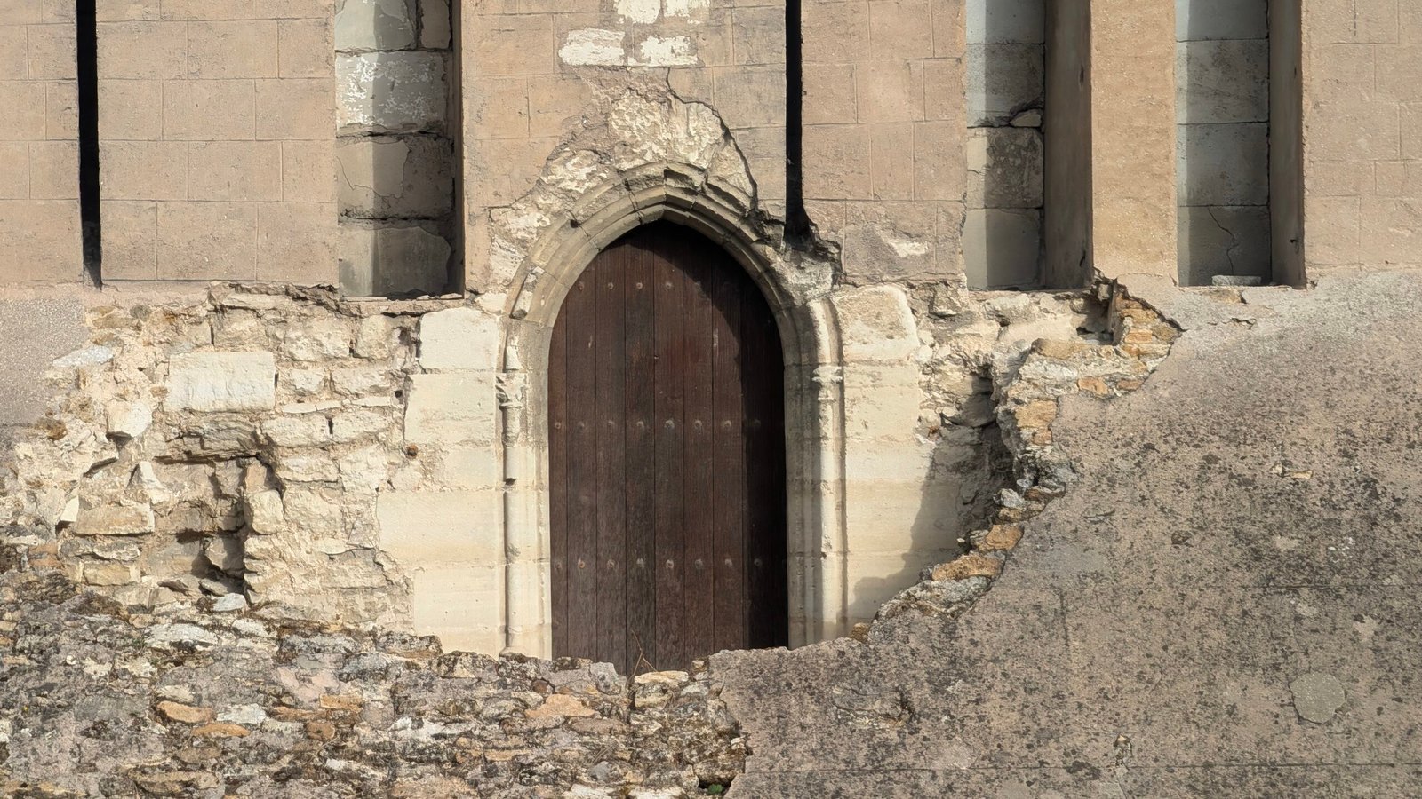 Détail du vestige A château de Vincennes, cette porte a perdu son chemin