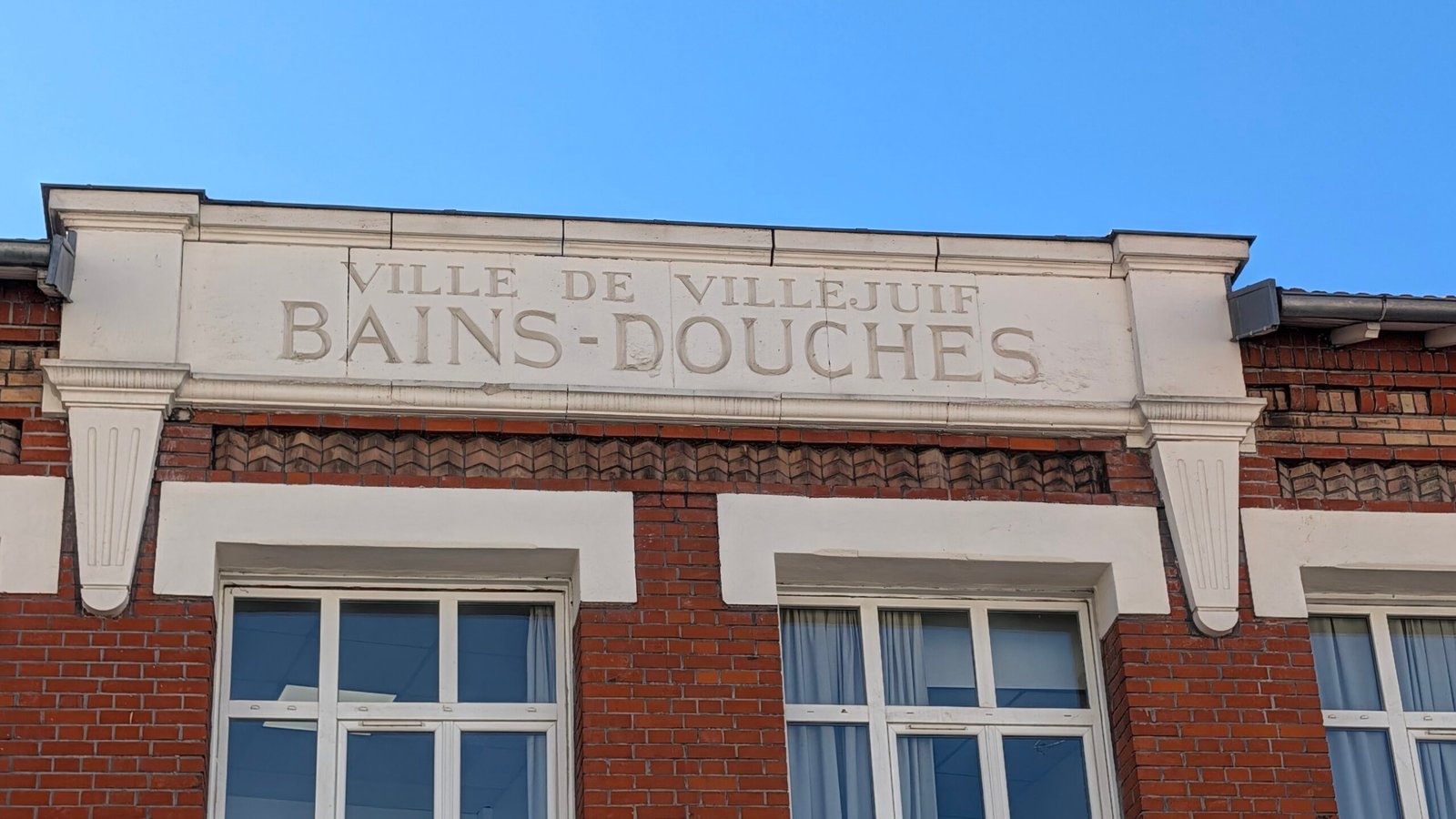 Détail du vestige À Villejuif, les anciens bains-douches affichent encore leur fonction