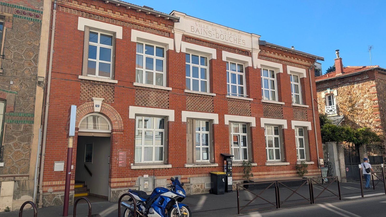 À Villejuif, les anciens bains-douches affichent encore leur fonction