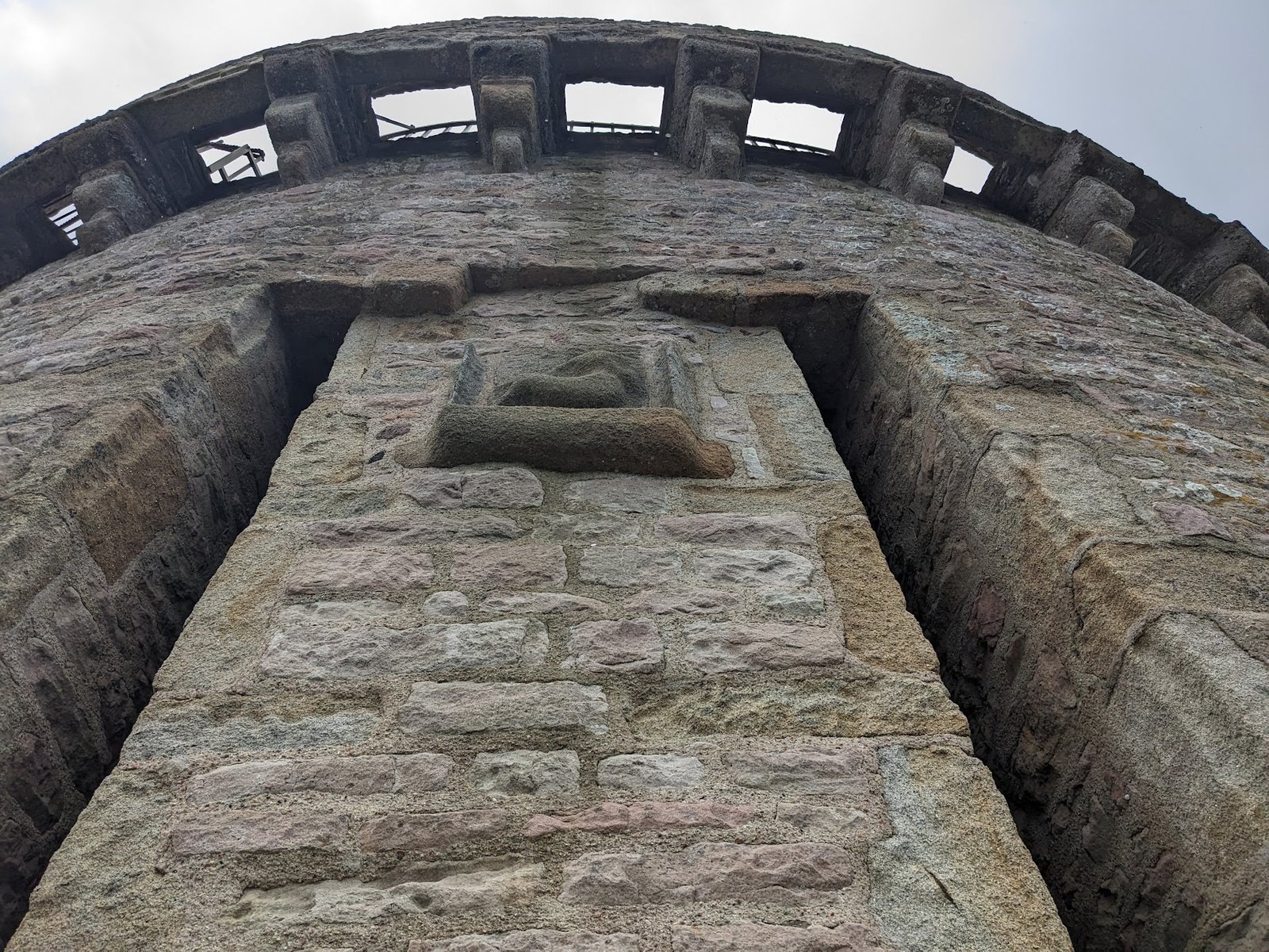 Sculpture de l'ange de saint Matthieu sur la face ouest du donjon du Fort La Latte
