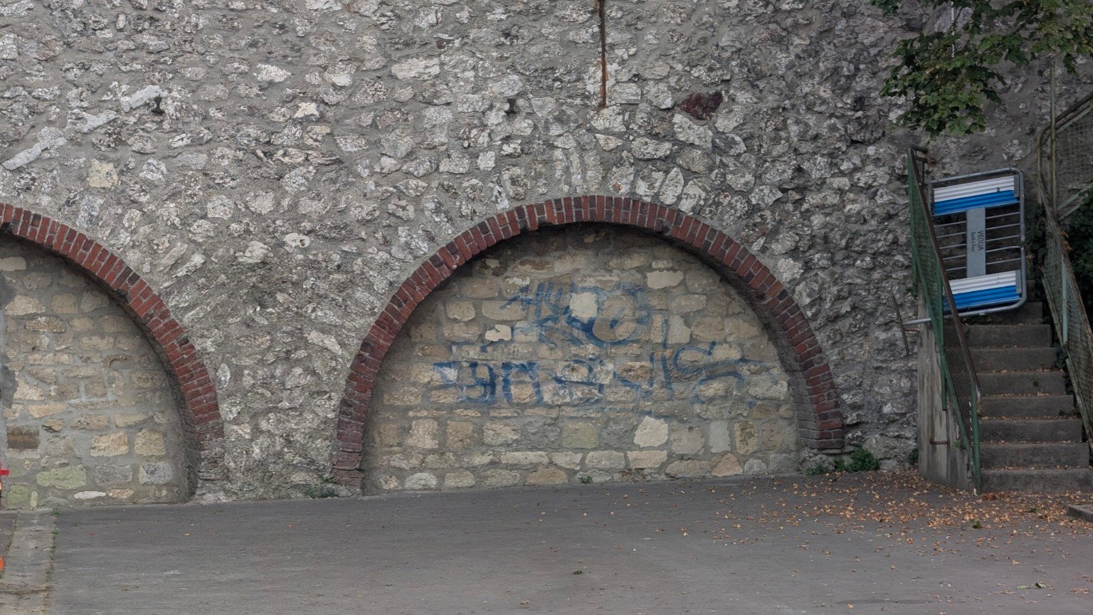 Ces voûtes murées sont les vestiges des fours à chaux de Champigny
