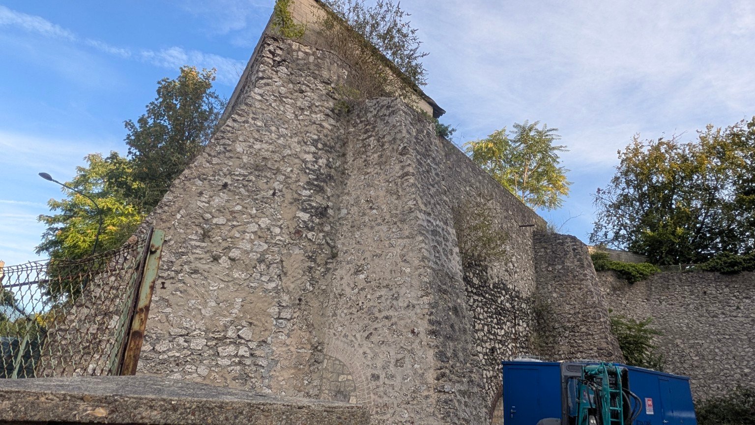 Détail du vestige Ces voûtes murées sont les vestiges des fours à chaux de Champigny