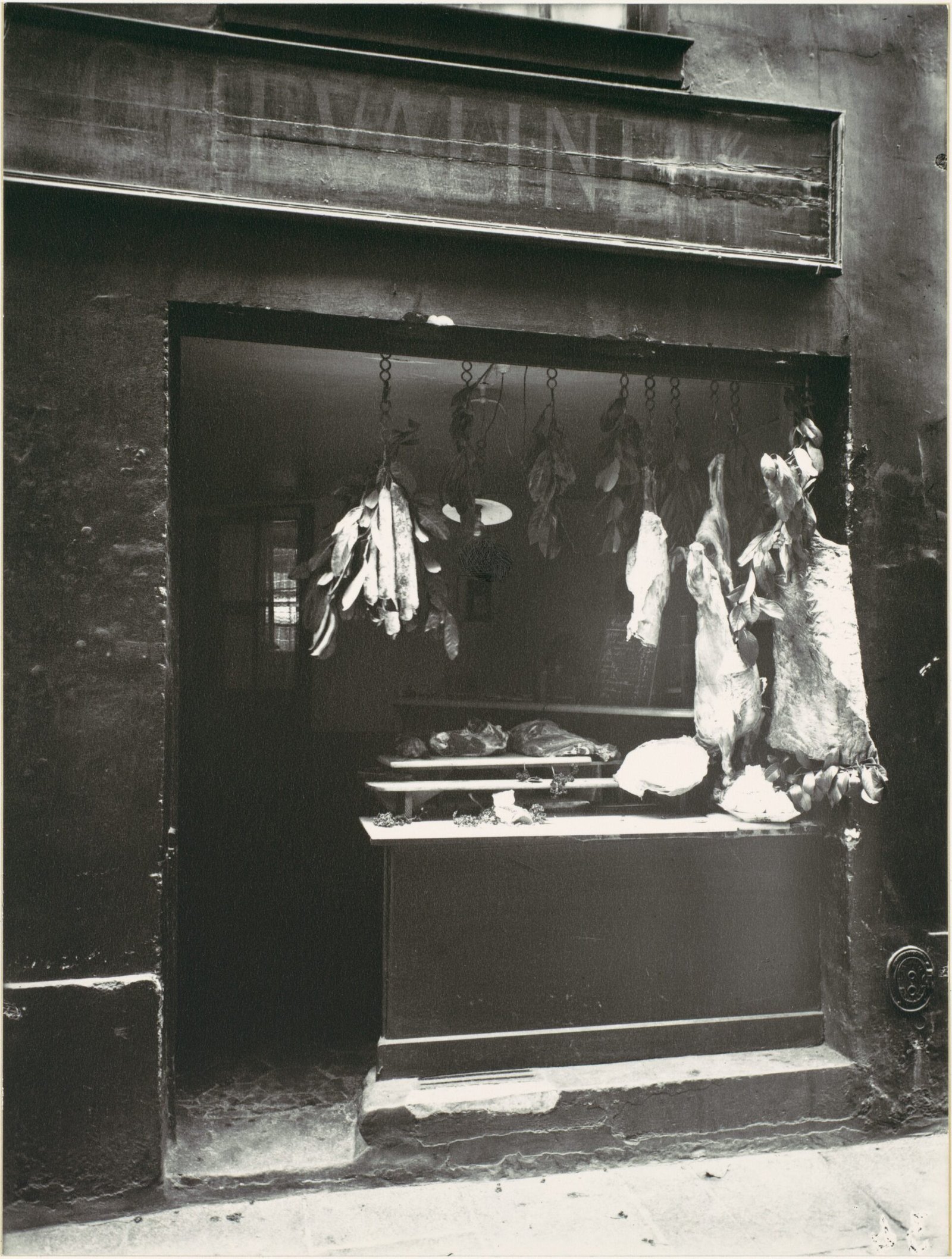 Boucherie chevaline parisienne photographiée par Eugène Atget dans les années 1920