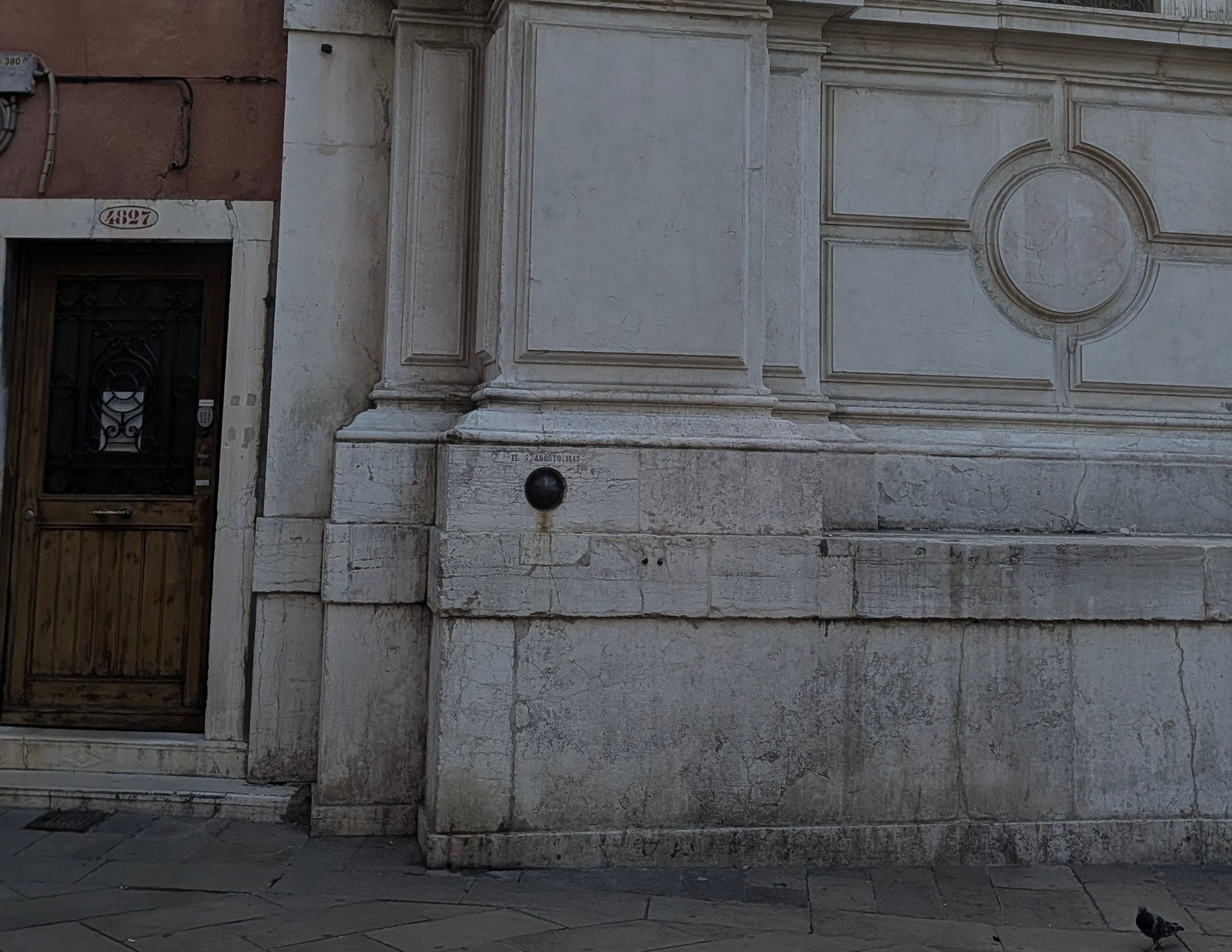 Boulet enchâssé dans la façade de l’église San Salvador à Venise avec l’inscription du 6 août 1849