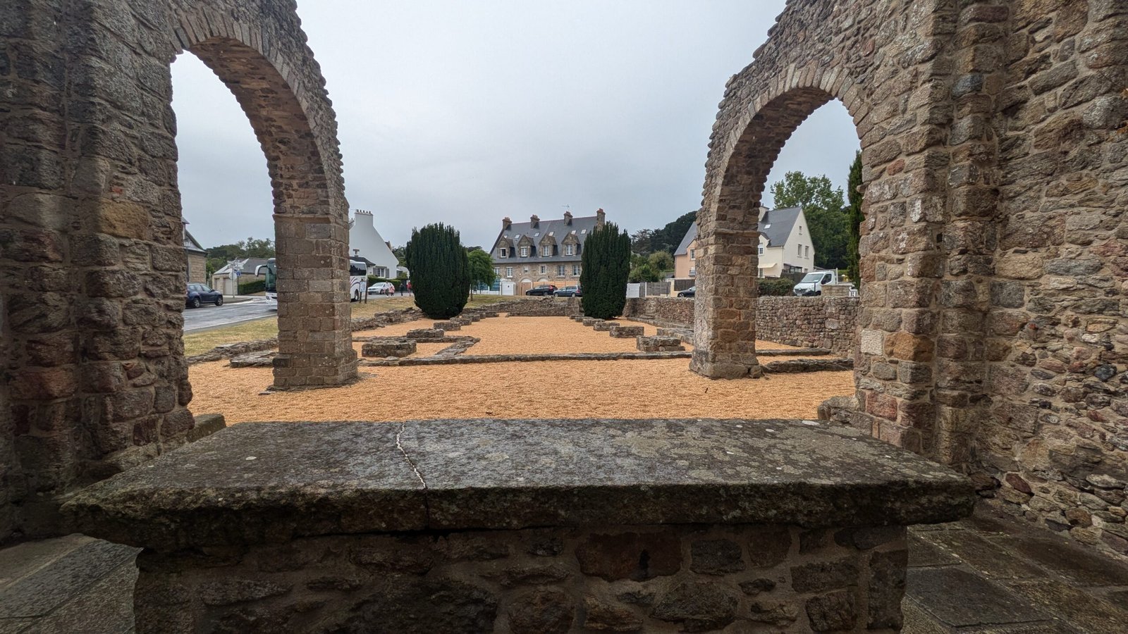 Détail du vestige À Saint-Malo, les ruines d’une cathédrale détruite en 1255