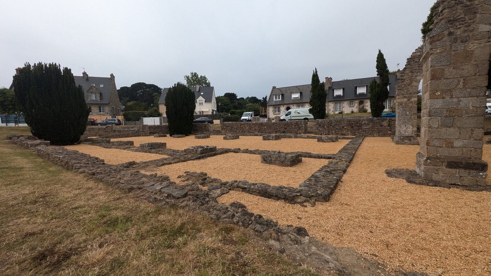 Vue d’ensemble des fondations de l’ancienne cathédrale Saint-Pierre d’Alet à Saint-Malo
