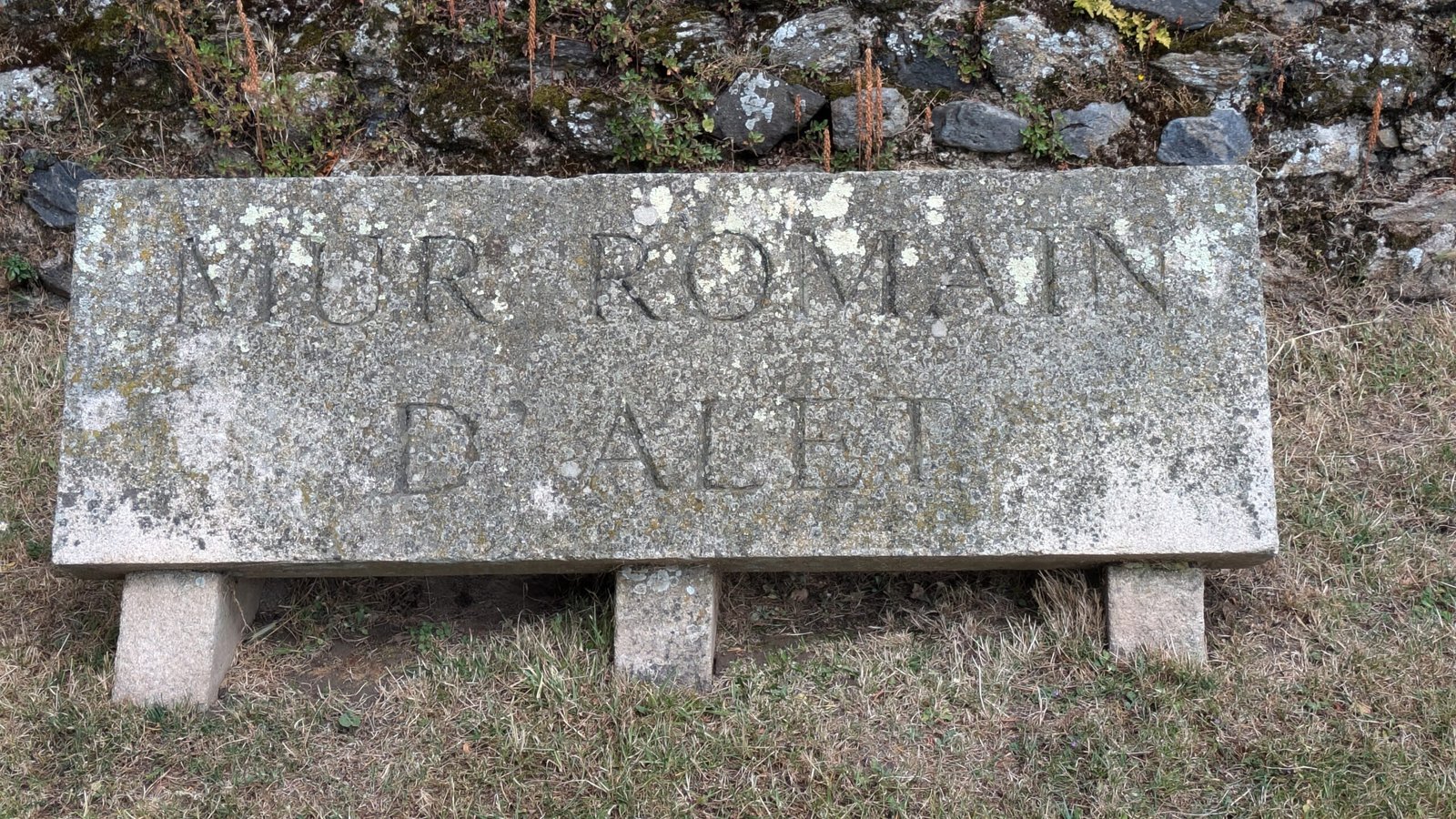 Plaque Mur Romain d’Alet et détail de la maçonnerie antique