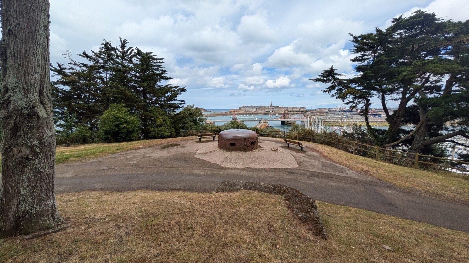 Tourelle blindée allemande de la Cité d’Alet avec Saint-Malo en arrière-plan
