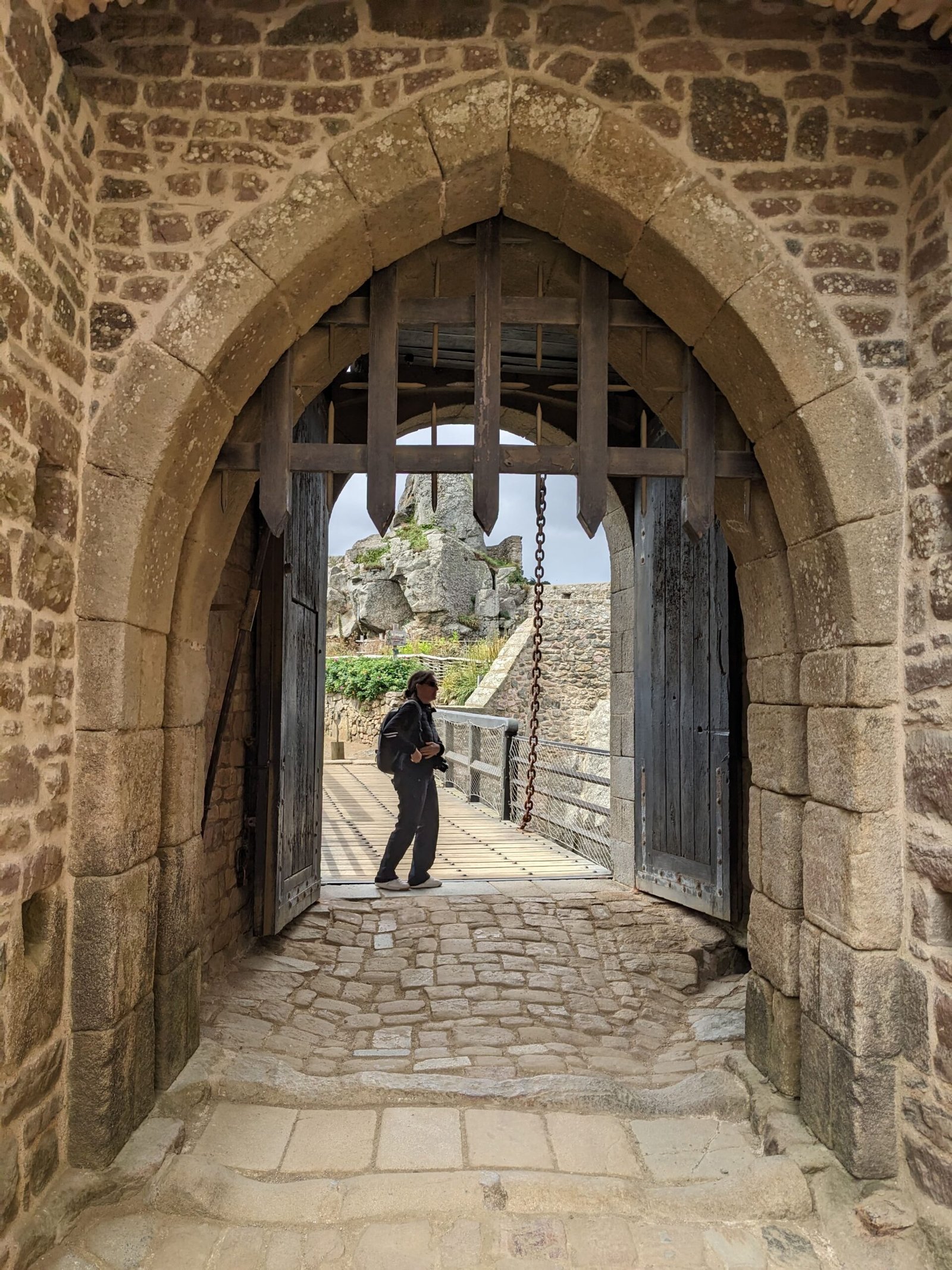 Vue intérieure de la herse et du passage fortifié du Fort La Latte
