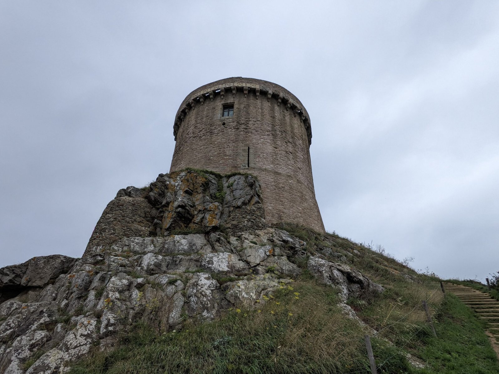 Quatre évangélistes cachés dans le donjon du Fort La Latte