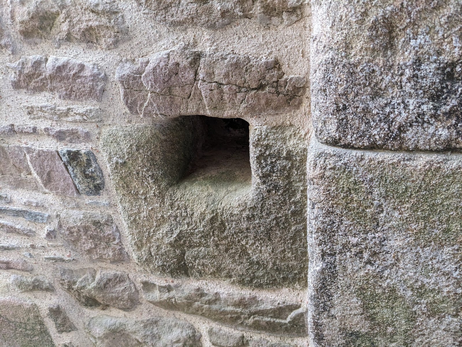 Ouvertures carrées dans la maçonnerie de l'entrée du Fort La Latte