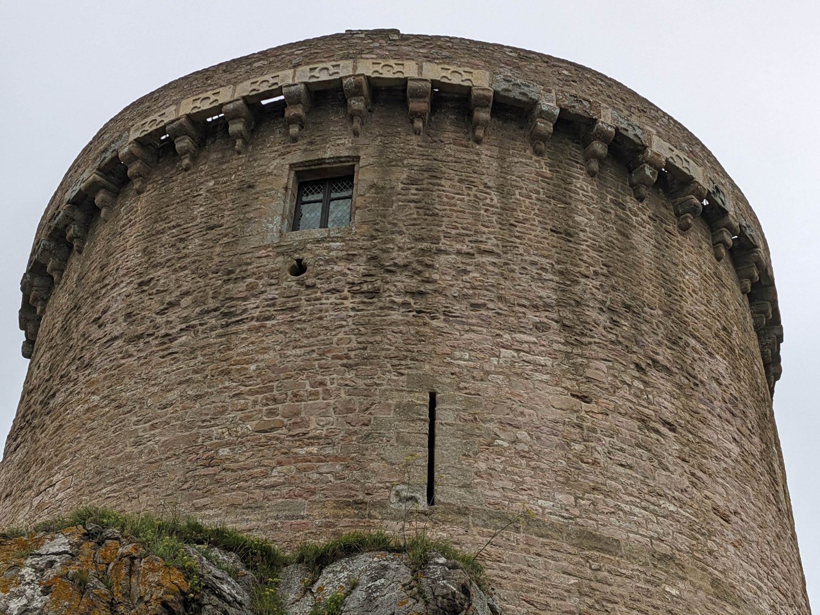 Détail du vestige Quatre évangélistes cachés dans le donjon du Fort La Latte