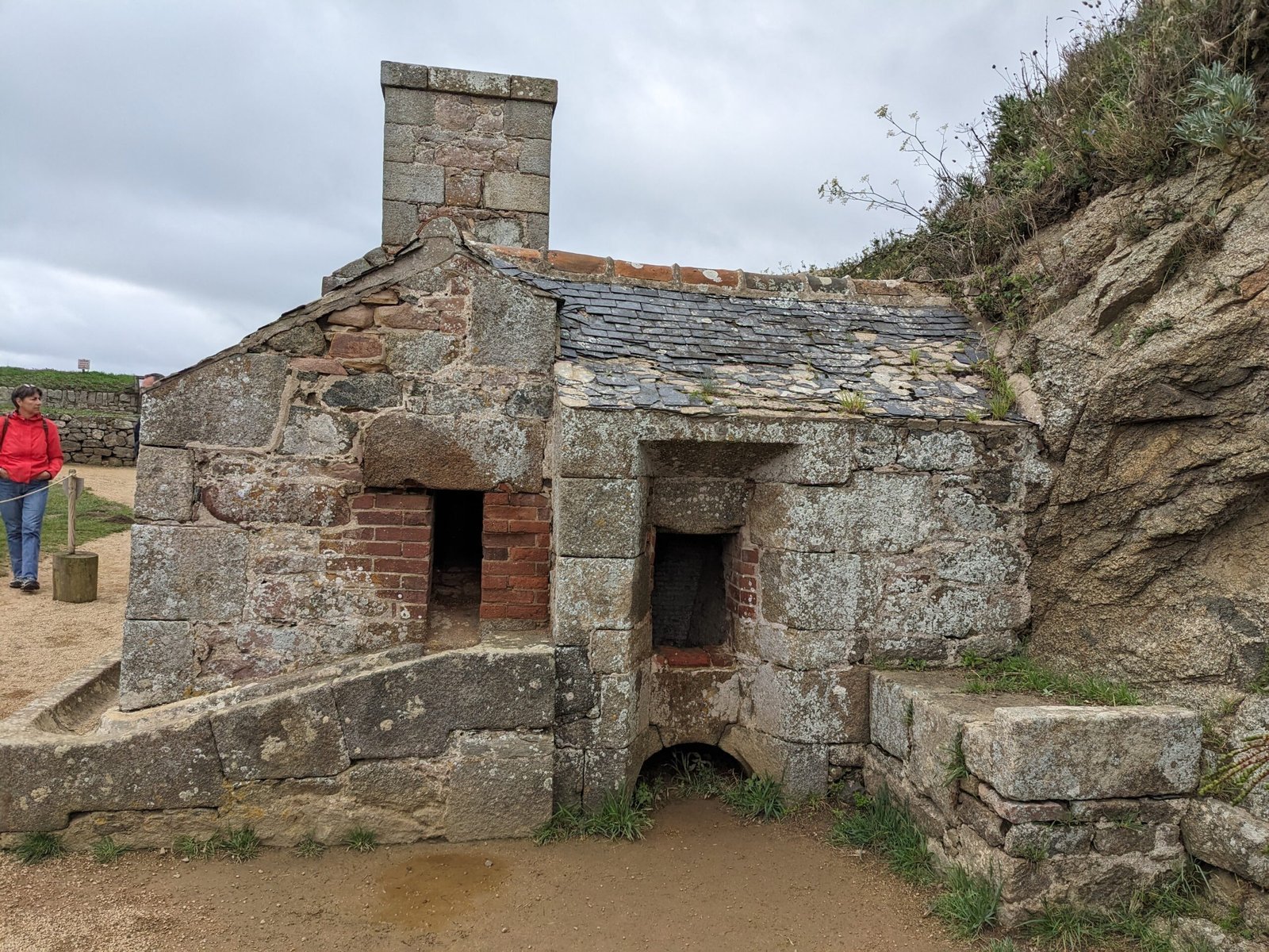Au Fort La Latte, on chauffait les boulets à 900 °C avant de tirer