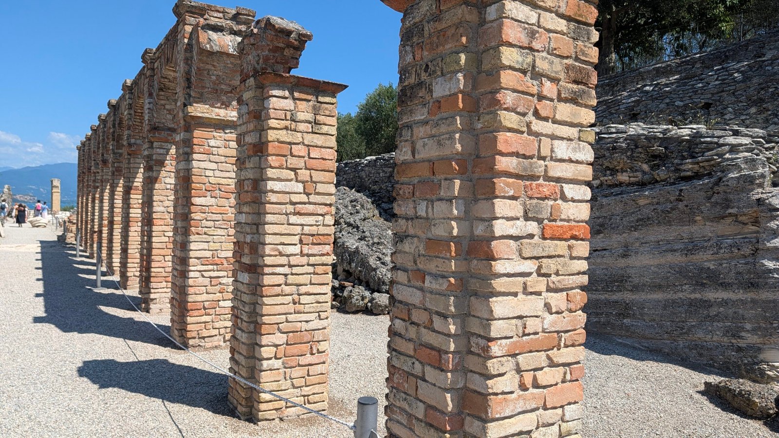 Détail du vestige À Sirmione, ce cryptoportique romain s’étirait sur 160 mètres