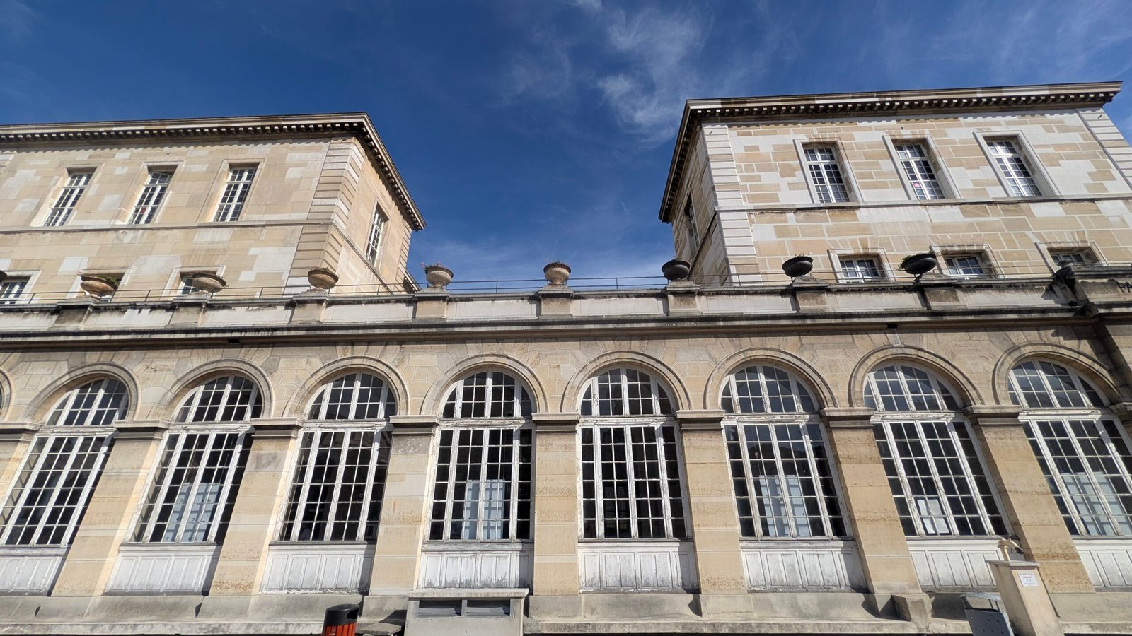 Détail du vestige À Lariboisière, les pavillons ont été espacés pour chasser les « miasmes »