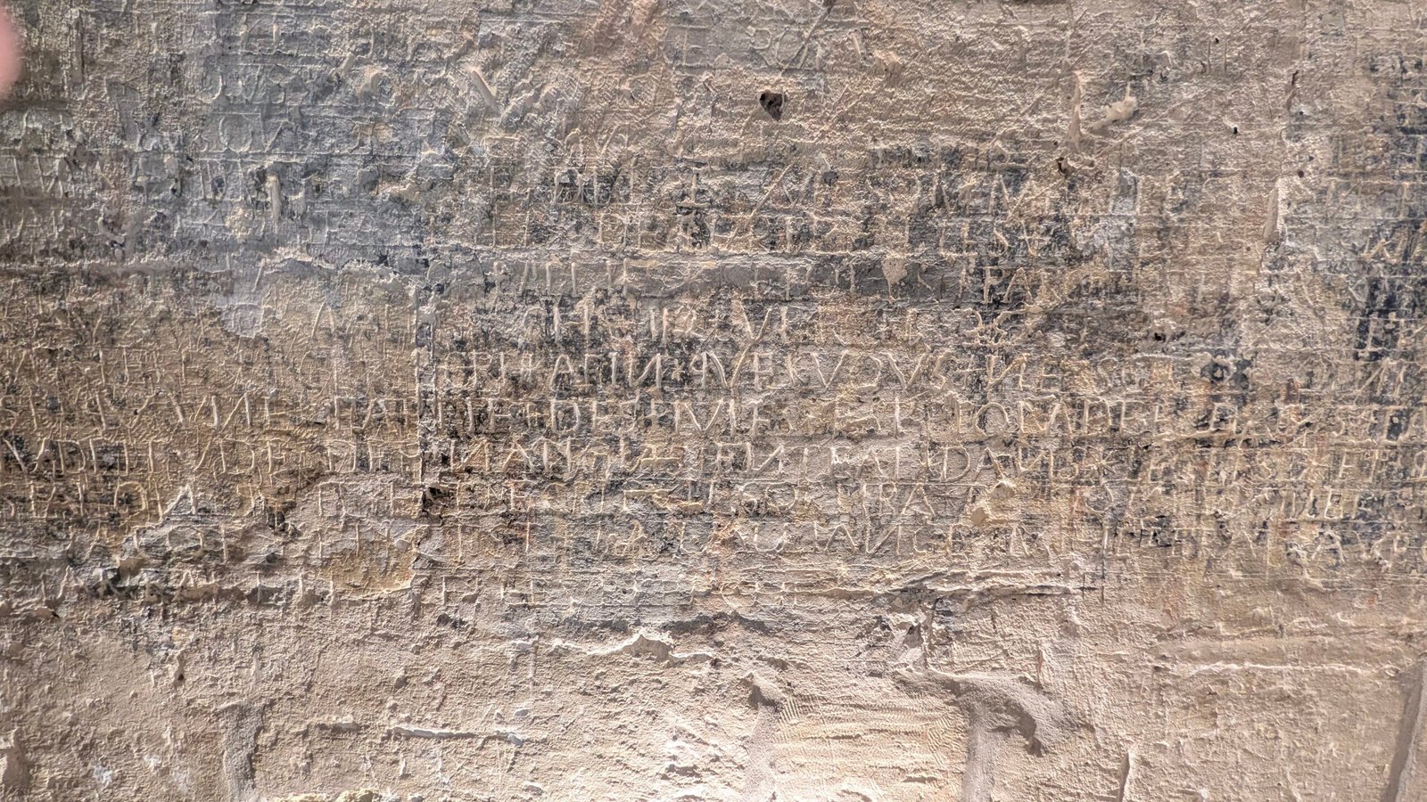 Ensemble de graffitis sur la pierre du donjon de Vincennes