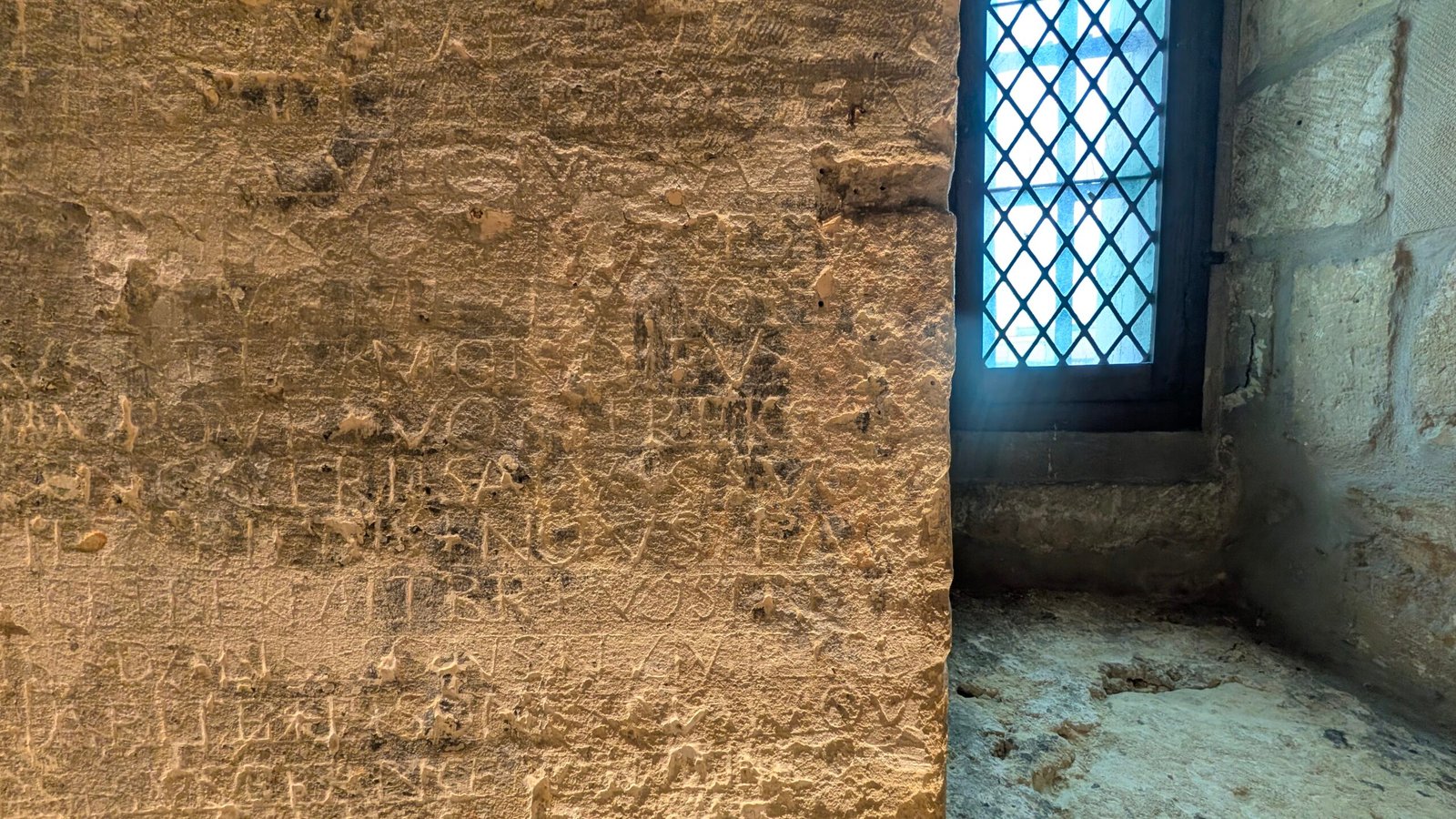 Graffiti ancien difficilement lisible dans le donjon de Vincennes