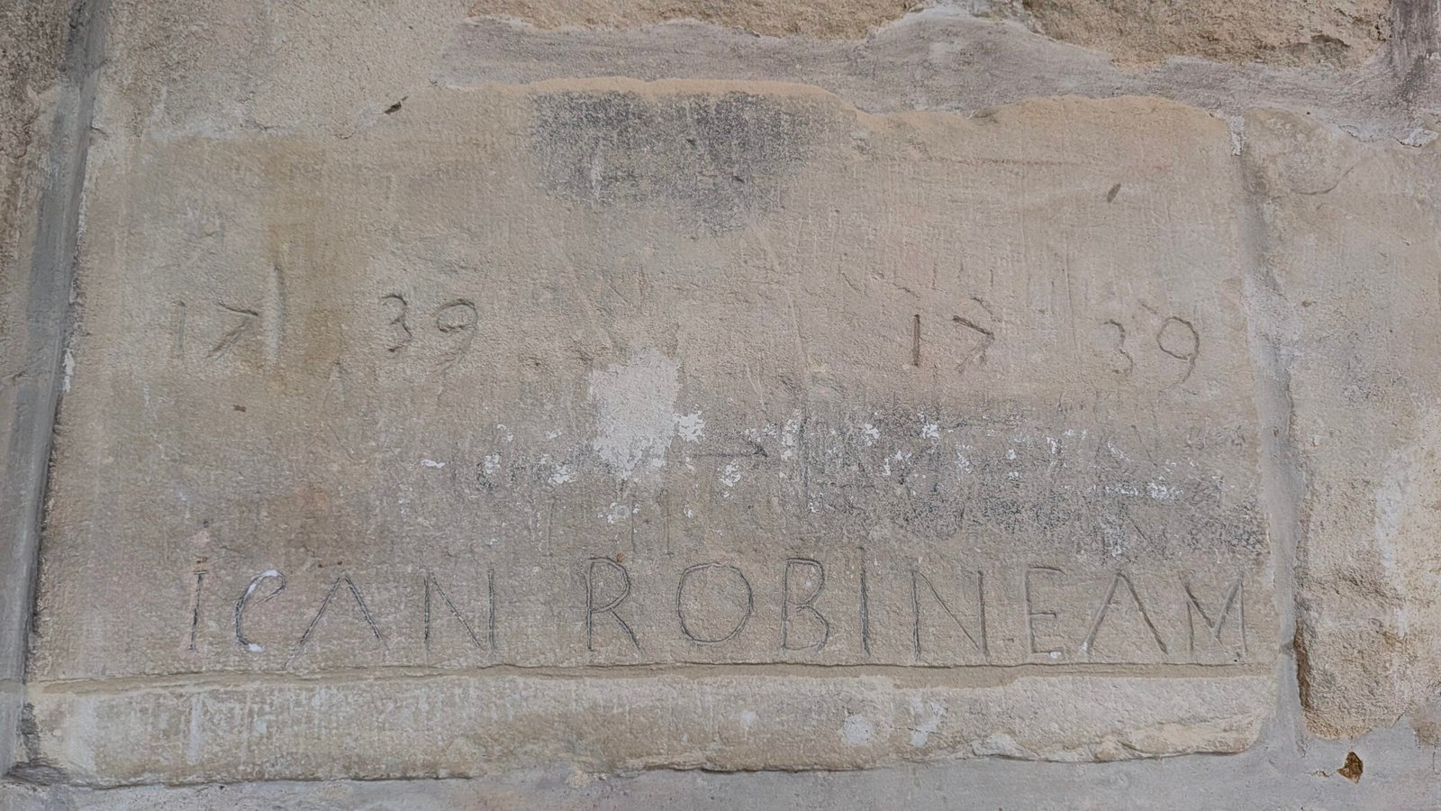 Détail de graffiti ancien dans le donjon de Vincennes