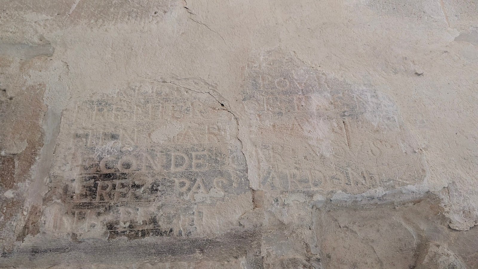 Graffitis historiques visibles sur les murs du donjon de Vincennes