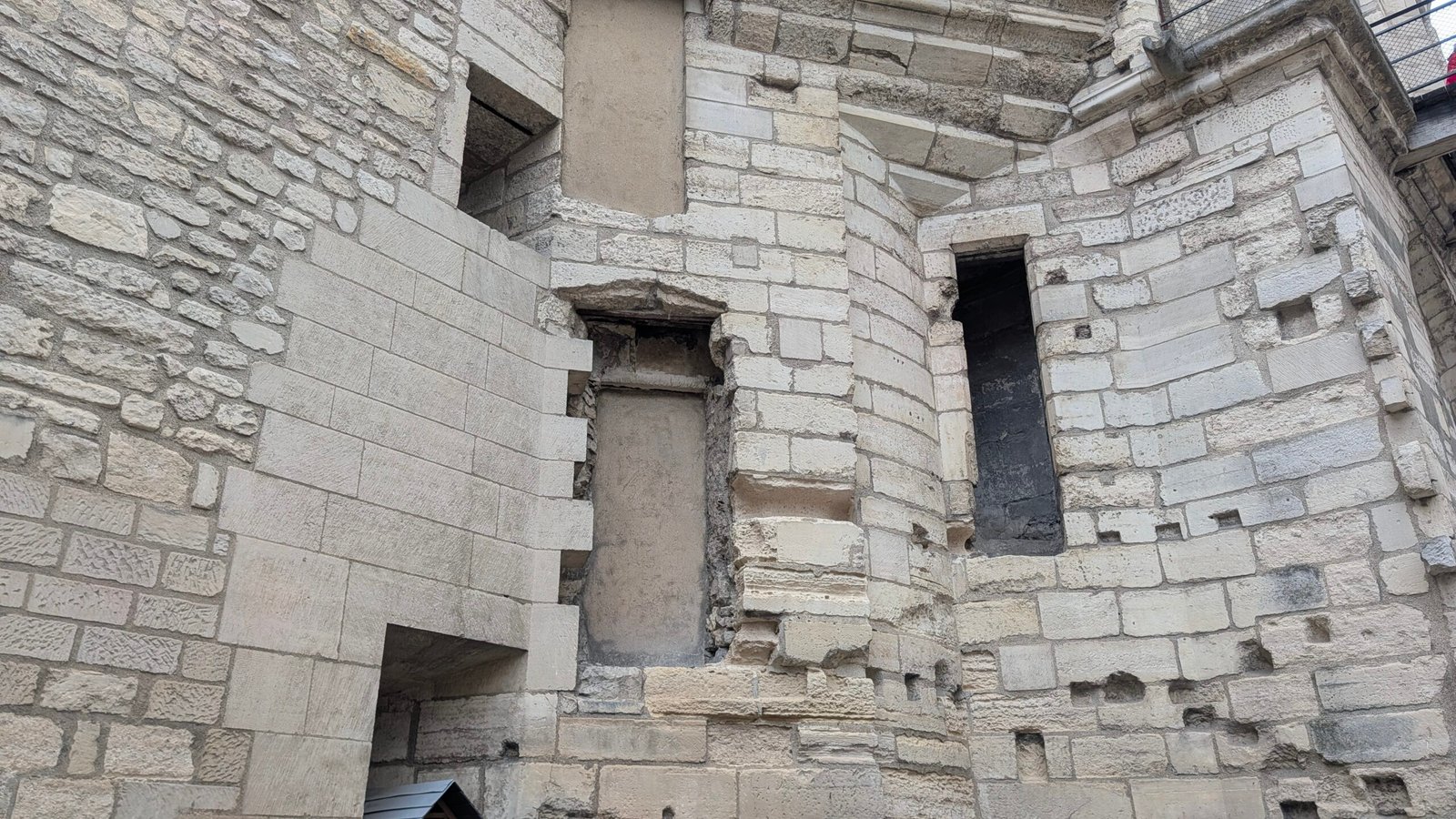 Le palais disparu de Charles V est encore dessiné sur ce mur