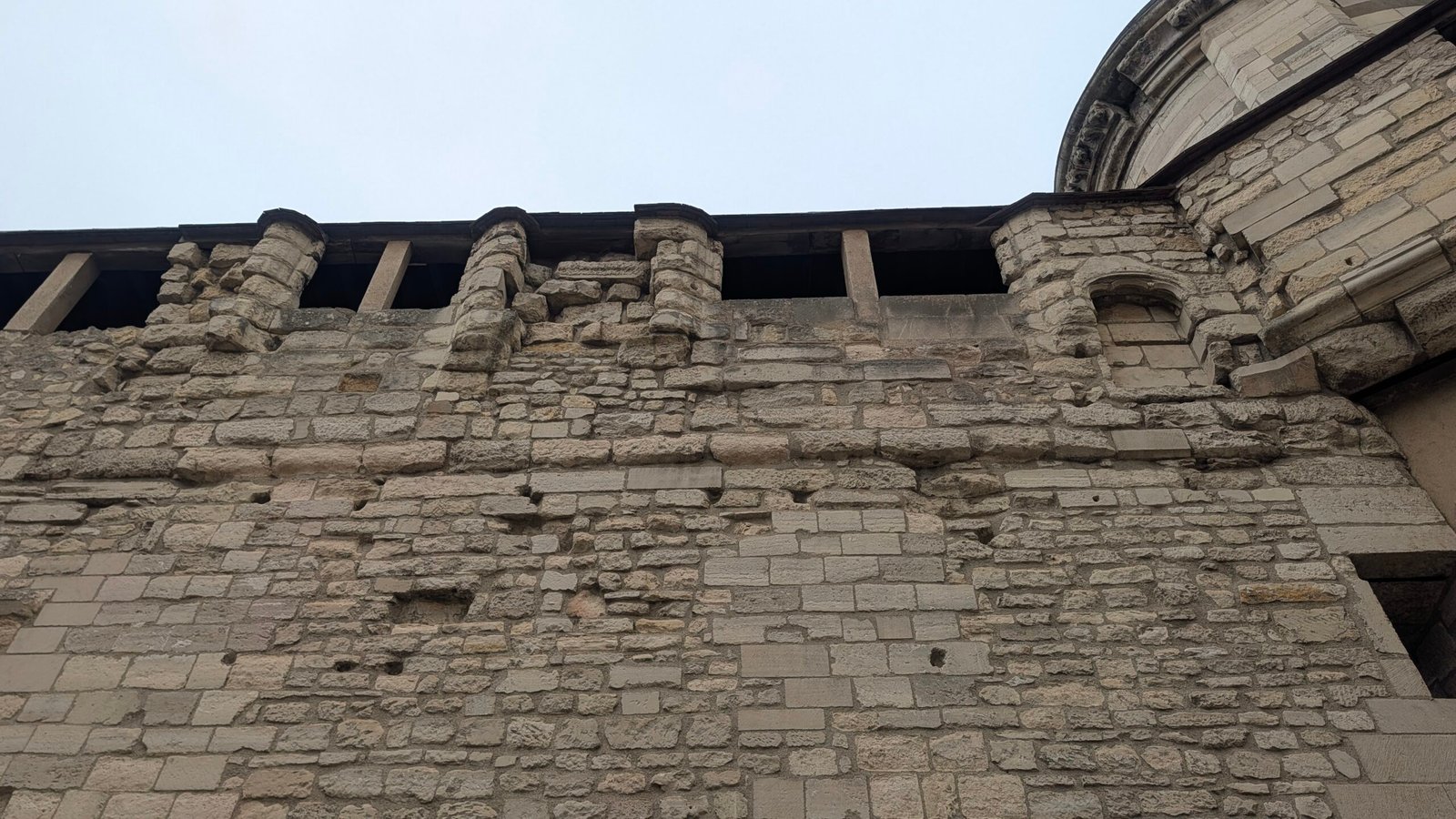 Détail du vestige Le palais disparu de Charles V est encore dessiné sur ce mur
