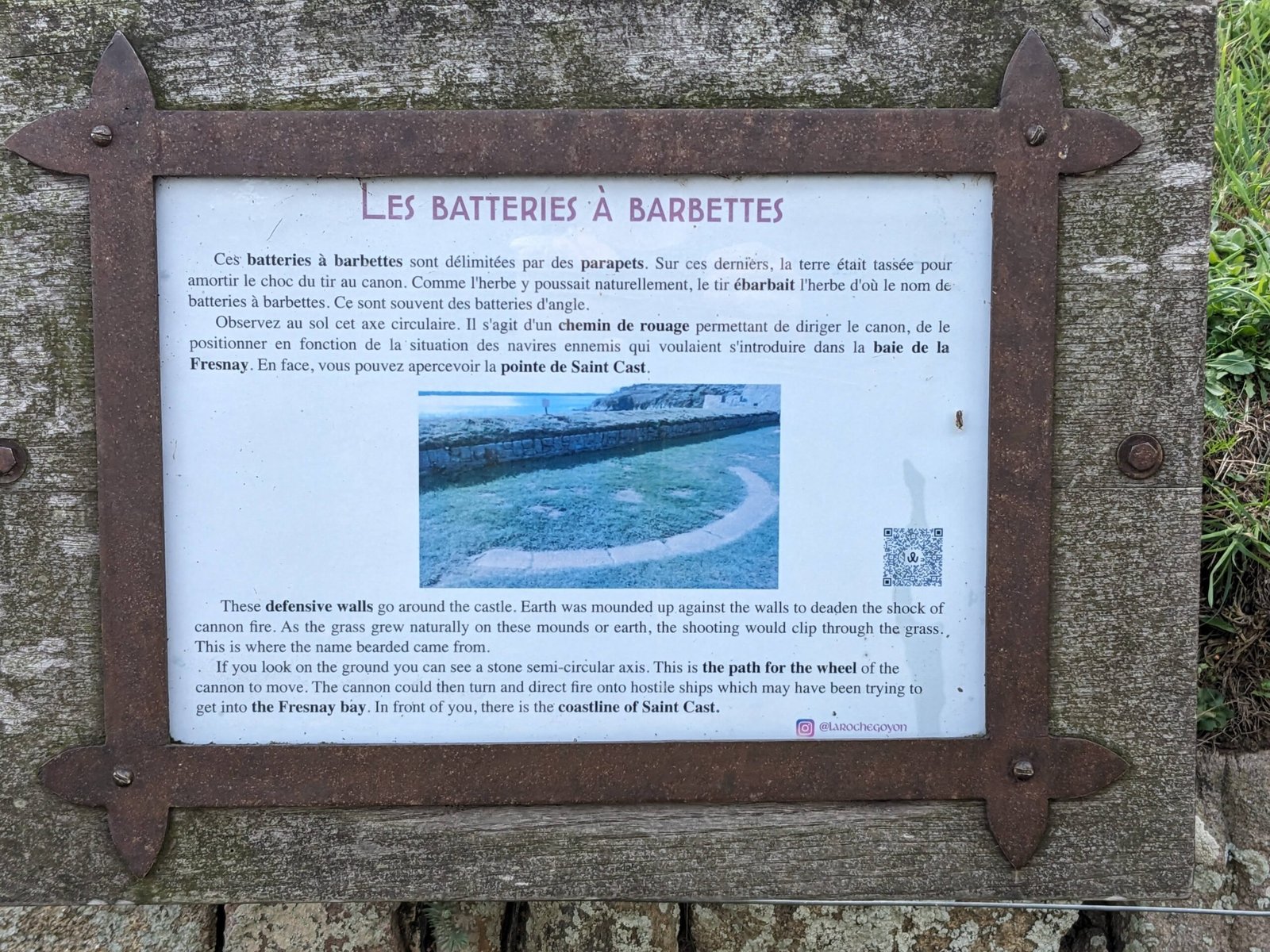 Panneau d’information du Fort La Latte expliquant les batteries à barbettes et le chemin de rouage servant à orienter les canons.