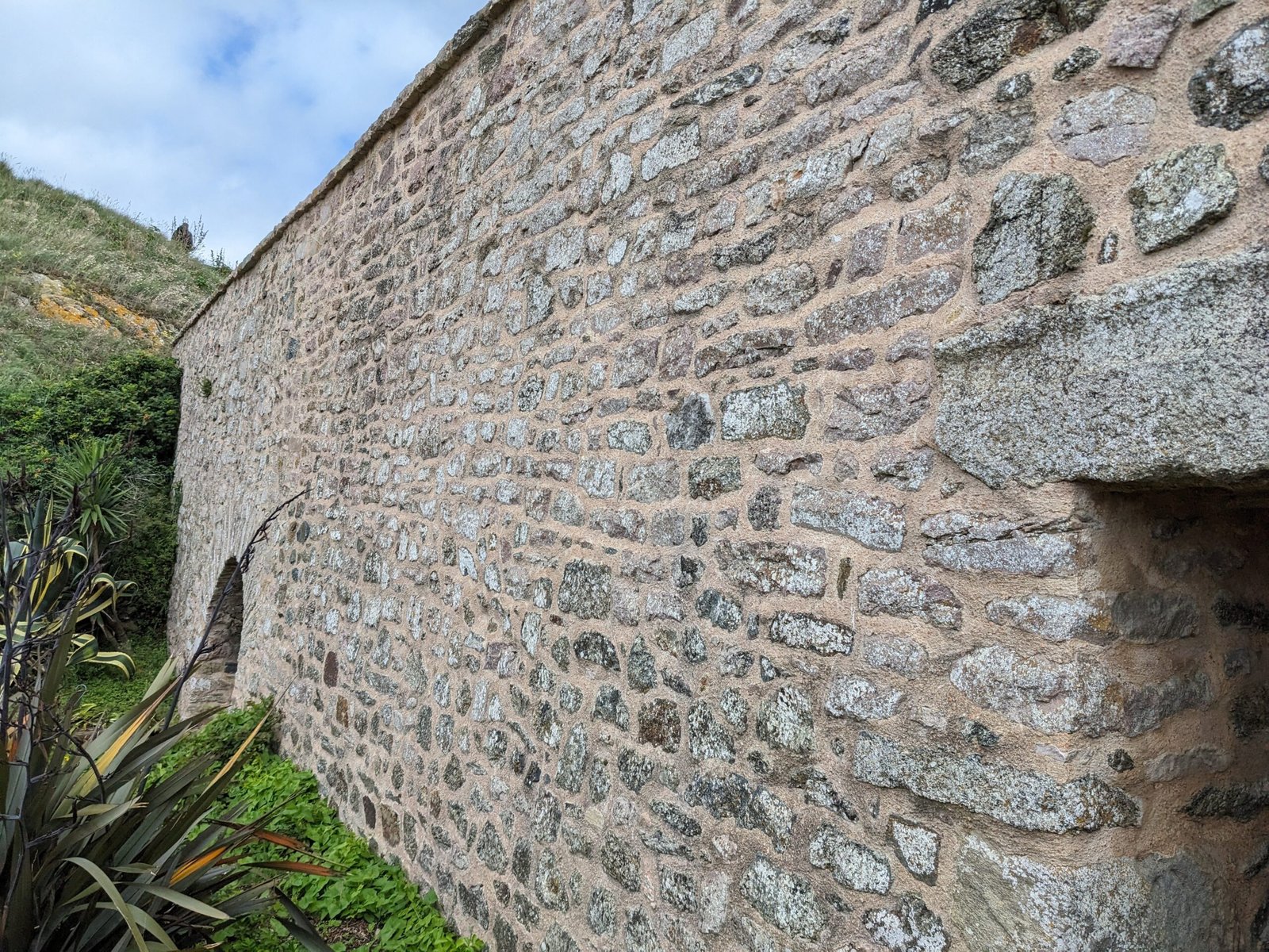 Vue extérieure du Parados, le gros mur pare-boulets du Fort La Latte.