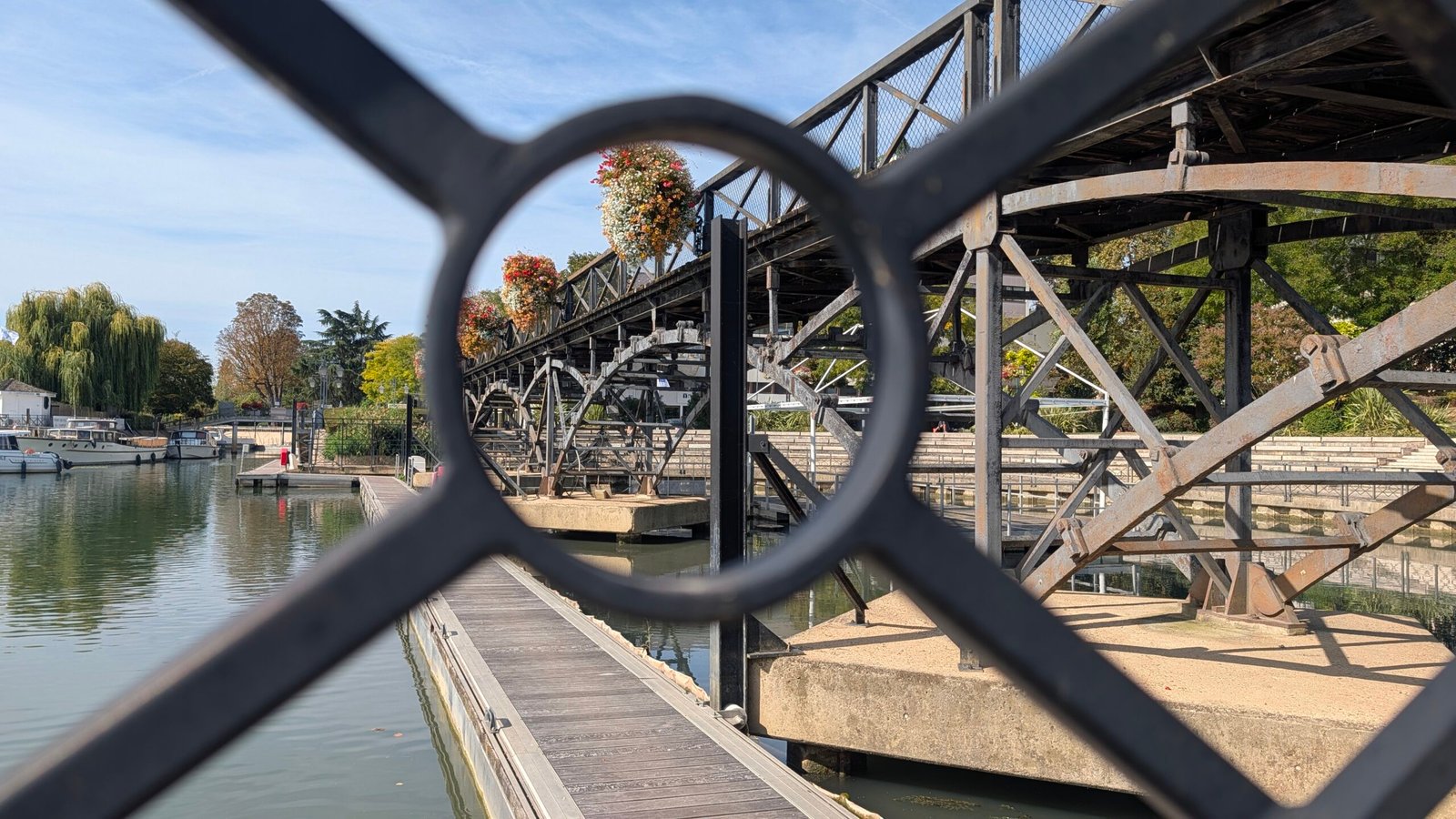Ancienne passerelle des Arts au-dessus du théâtre d’eau du port de Nogent-sur-Marne