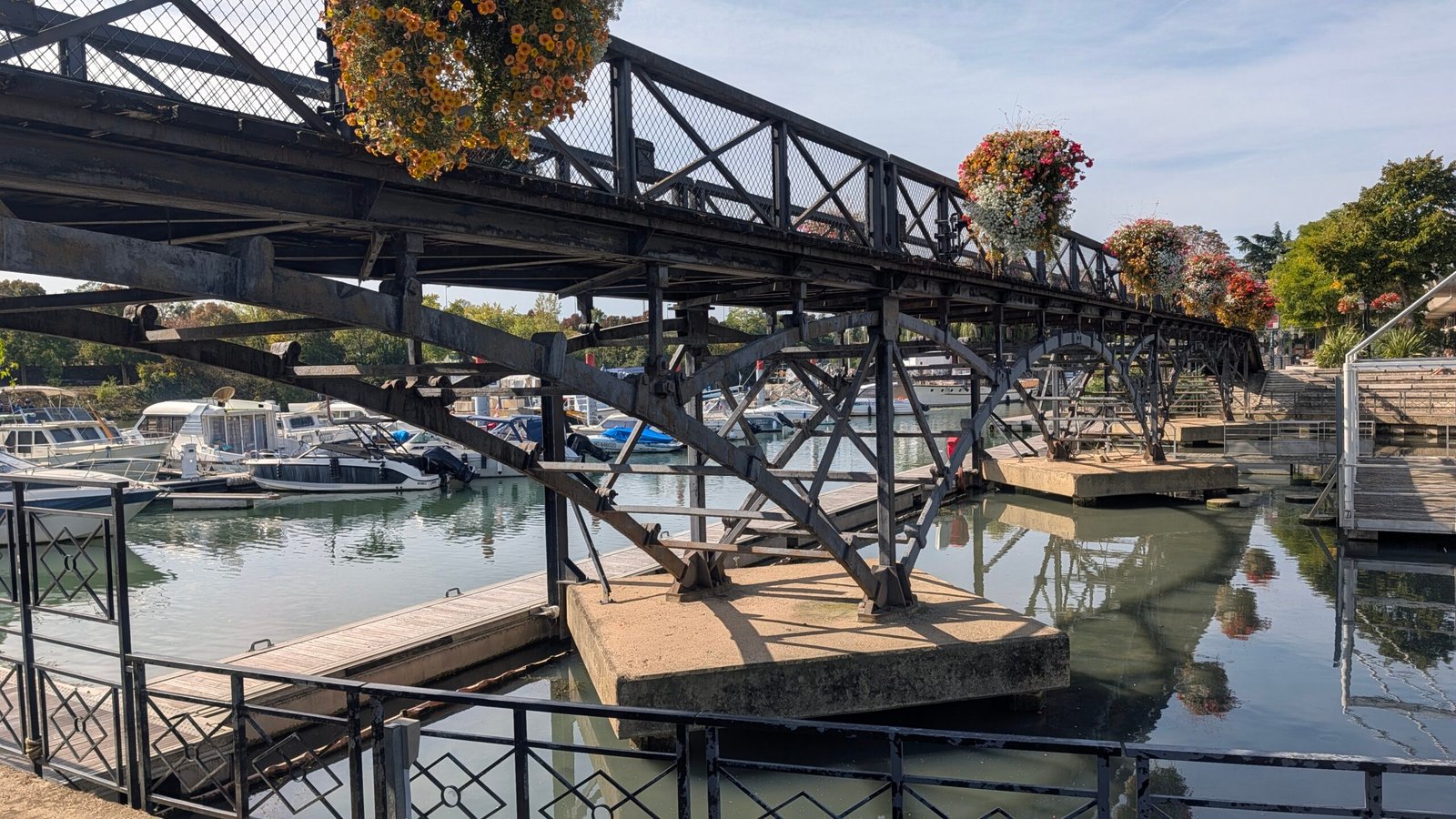 Structure métallique de l’ancienne passerelle des Arts remontée à Nogent-sur-Marne