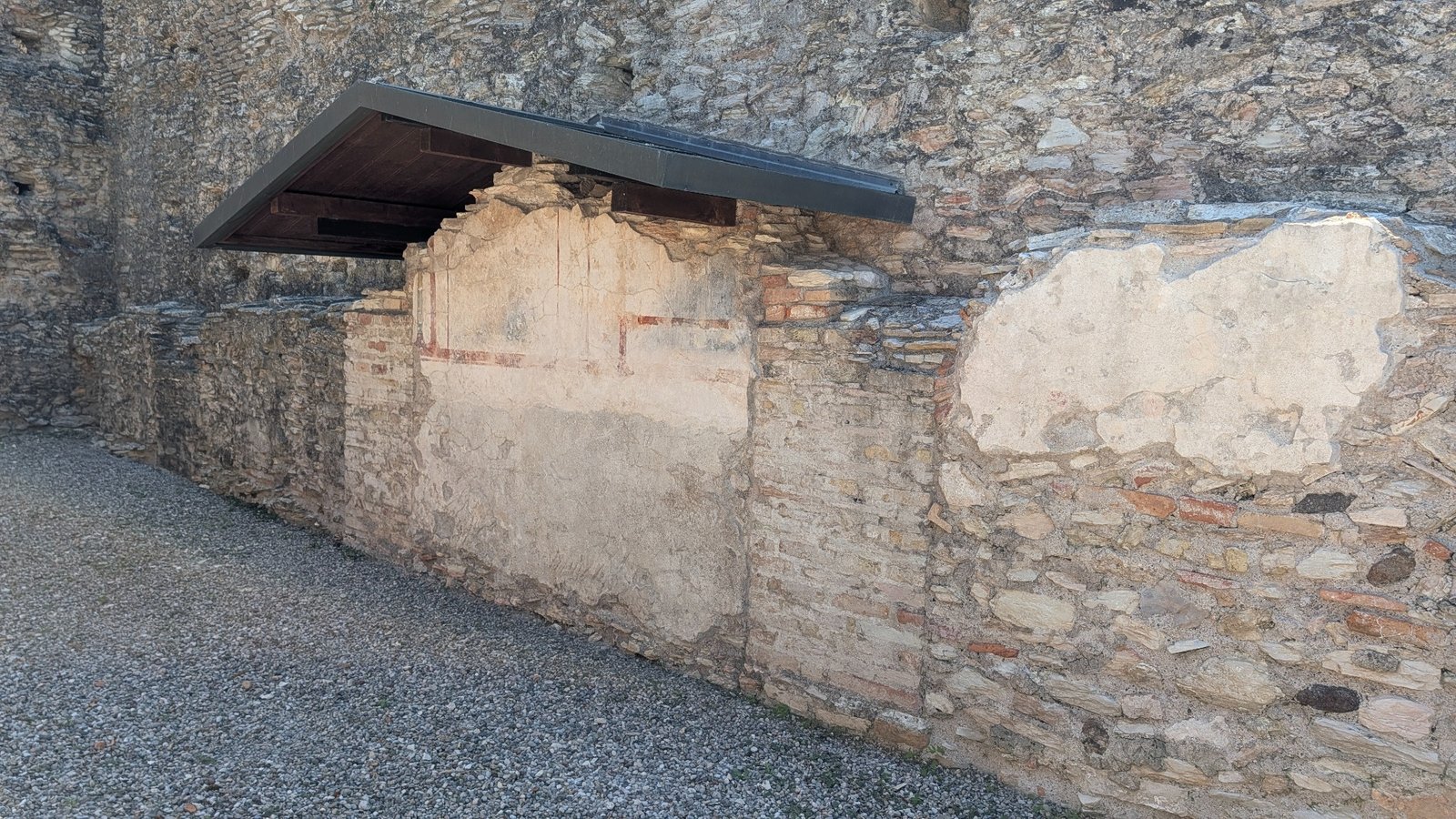 Aux Grotte di Catullo, une peinture romaine est encore sur son mur d’origine