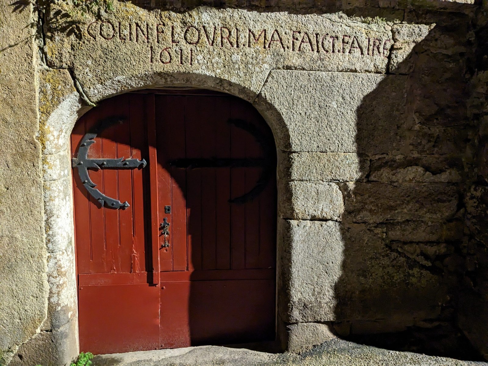La porte gravée de 1611 de la maison Floury