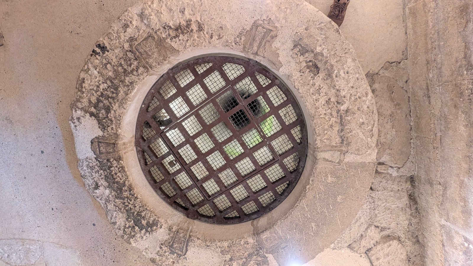 Vue du puits médiéval du dessus. On s'aperçoit de la profondeur du creusement, ca donne le vertige...