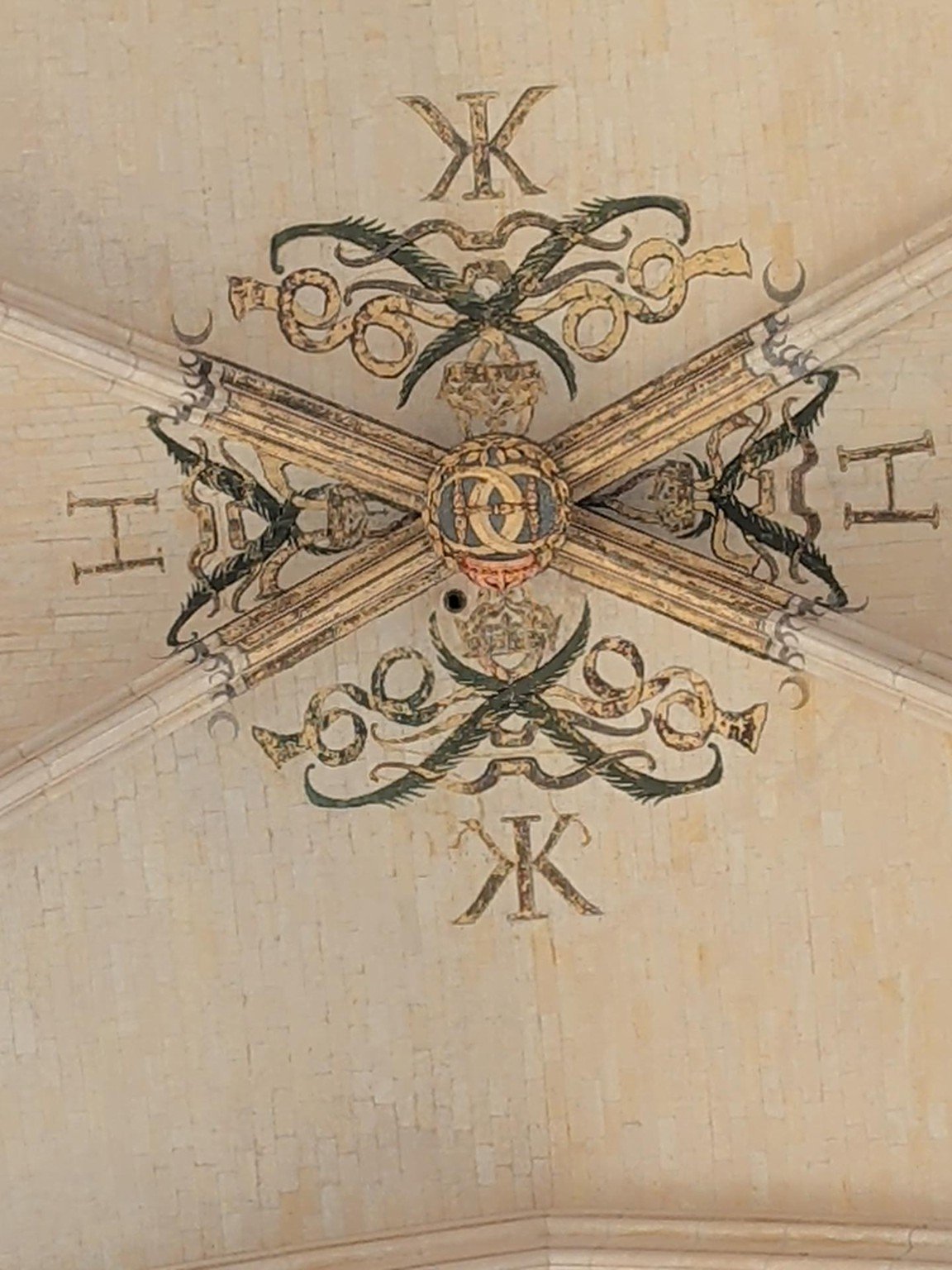 Décor peint de la Sainte-Chapelle de Vincennes avec les H d’Henri II, les K de Catherine de Médicis et des croissants