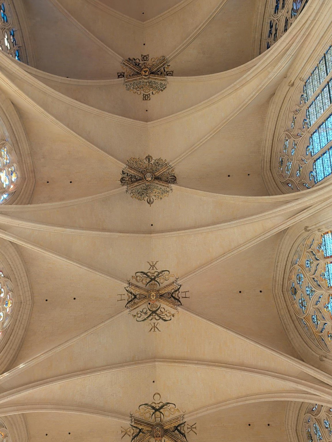 Les initiales royales cachées dans la voûte de la Sainte-Chapelle de Vincennes